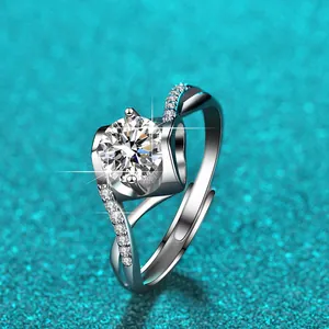 Detailansicht eines 1-Karat-D-Moissanit-Rings aus Sterlingsilber mit Sechs-Klauen-Bypass-Band.
