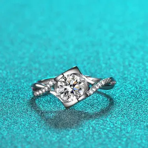 Nahaufnahme eines D-Farb-Moissanit-Rings mit einem einzigartigen gedrehten Pave-Diamantband