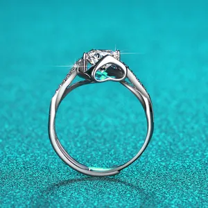 Nahaufnahme des Moissanit-Rings mit elegantem herzförmigem Detail an der Seite