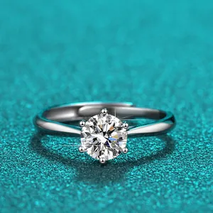 Nahaufnahme eines brillanten 1 Karat D-Farbe Moissanit Rings aus Silber mit 6 Krallen