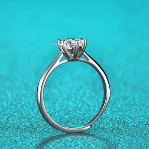 Nahaufnahme eines 1-Karat-Moissanit-Rings mit 6-Krappen-Fassung und verstellbarem Band.