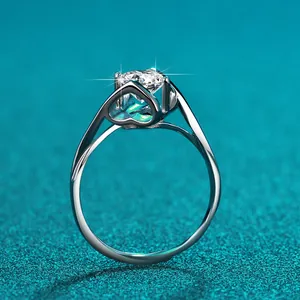 Nahaufnahme eines brillanten D-Farbe Moissanit-Rings mit herzförmiger Silberfassung.