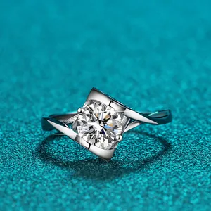 Nahaufnahme eines 1-Karat-Moissanit-Rings in einer geometrischen Sterlingsilber-Fassung.