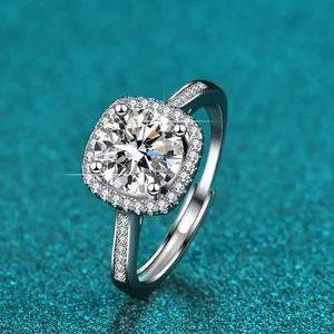 Nahaufnahme eines funkelnden 1-Karat-D-Farbe-Moissanit-Rings aus S925 Sterlingsilber.