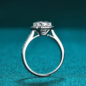 Seitenansicht-Detail eines 1 Karat D Farbe Moissanit Halo Rings aus Sterlingsilber