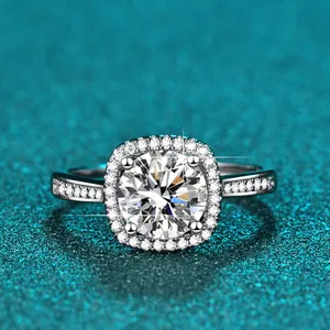 Detailansicht eines 1 Karat D-Farbe Moissanit-Rings mit funkelnder quadratischer Halo-Fassung