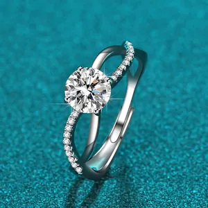 Nahaufnahme eines D-Farbe Moissanit Rings mit Sechs-Krallen-Fassung aus 925er Silber