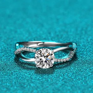 Nahaufnahme eines 1-Karat-Moissanit-Rings mit gedrehtem Band aus Sterling-Silber