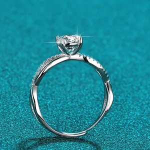 Makroaufnahme eines Sechs-Krallen-Rings aus Sterlingsilber mit funkelndem Moissanit-Stein.