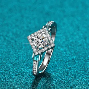 Exquisite Nahaufnahme eines 1-Karat-Moissanit-Rings aus Sterlingsilber mit quadratischem Halo