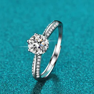 Makroansicht eines 1-Karat-Moissanit-Rings mit Details der Sechs-Klauen-Fassung