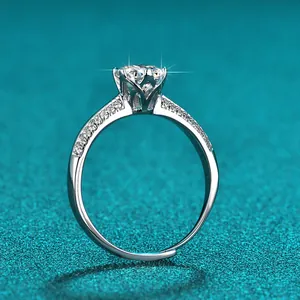 Seitenansicht eines Sterling Silber Moissanit Rings mit sechs Krappenfassungen auf Türkis