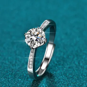 Detaillierte Makroansicht eines funkelnden Ein-Karat-Moissanit-Rings in Sechskant-Fassung.