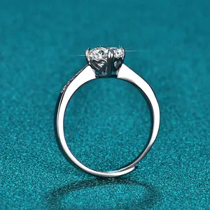 Nahaufnahme eines 1-Karat-Moissanit-Rings mit aufwendiger herzförmiger Fassung.