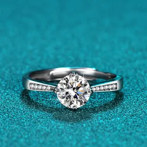 Makro-Detailansicht eines brillanten Moissanit-Rings in D-Farbe mit Sechs-Krallen-Fassung