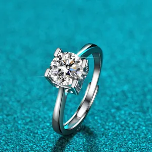 Detaillierte Ansicht eines funkelnden 1-Karat-Moissanit-Rings aus echtem Silber