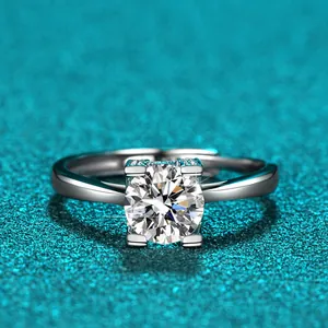 Makroansicht eines D-Farbe Moissanit-Rings mit einer 925er Silber 4-Krallen-Fassung