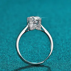 Detailaufnahme eines 1-Karat-Moissanit-Rings mit einer diamantbesetzten W-förmigen Fassung