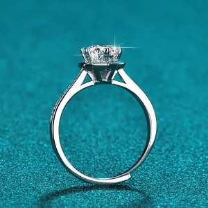 Seitenansicht eines 1 Karat D-Farbe Moissanit-Rings mit 6-Krallen-Silberfassung