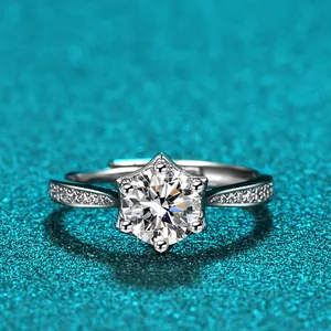 Makroansicht eines 1-Karat D-Farbe Moissanit-Rings in einer sechsfachen Silberfassung