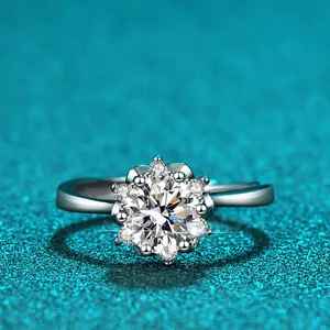 Nahaufnahme eines funkelnden 1 Karat D Moissanit Rings in Sterling Silber Fassung