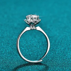 Seitenprofil eines 1-Karat-Moissanit-Rings mit elegantem Lotusblüten-Kronen-Silber-Set