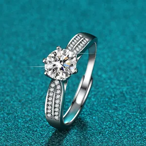 Makroansicht eines 1-Karat-D-Farbe-Moissanit-Rings mit einer klassischen Sechszack-Silberfassung.