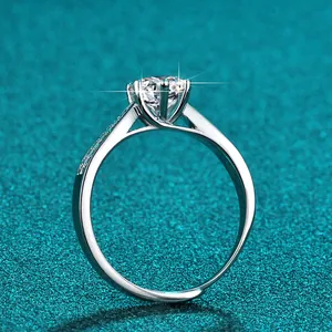 Nahaufnahme eines funkelnden 1-Karat D-Farbe Moissanit-Rings in einer Silberfassung