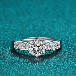 Nahaufnahme eines funkelnden 1-Karat-Moissanit-Rings aus Sterlingsilber mit Sechs-Krallen-Fassung