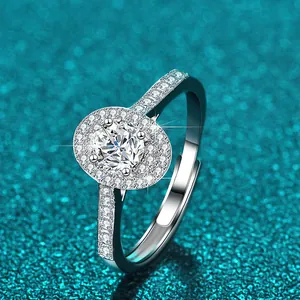 Detailansicht eines eleganten 1-Karat-Moissanit-Rings aus Sterlingsilber für Damen.