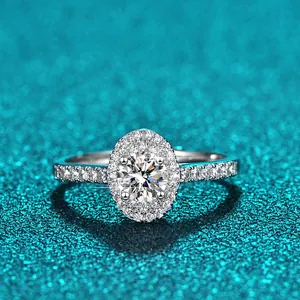 Nahaufnahme Moissanit-Ring aus Sterlingsilber mit ovalem Halo und Pavé-Band.