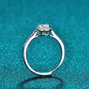 Detailansicht von der Seite eines funkelnden D-Farbe Moissanit-Rings aus Sterlingsilber