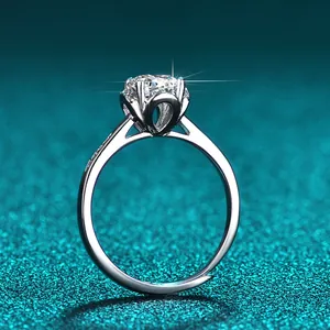 Nahaufnahme: 1ct Moissanit-Ring mit eleganter Sechs-Krallen-Fassung aus Silber