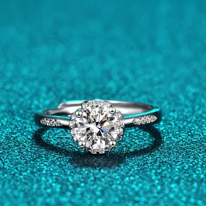Nahaufnahme eines 1 Karat Moissanit-Rings in D-Farbe mit Pavé-Fassung aus Sterling-Silber