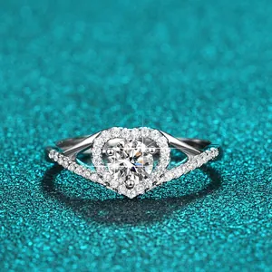 Detailaufnahme eines funkelnden 1-Karat-Moissanit-Rings in Herzform aus Sterlingsilber