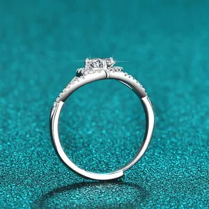 Detailansicht eines schimmernden 1 Karat D-Farbe Moissanit-Rings aus 925er Sterlingsilber