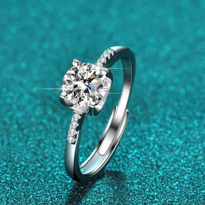 Nahaufnahme eines funkelnden 1-Karat-Moissanit-Rings in D-Farbe mit Sechs-Krallen-Fassung