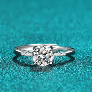 Nahaufnahme eines brillanten 1 Karat D Moissanit-Rings in Sterlingsilber-Fassung