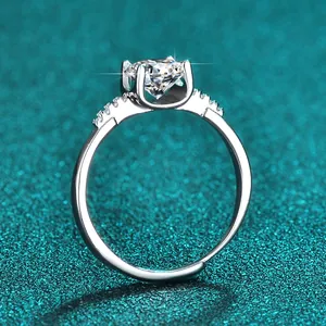 Detailansicht eines 1-Karat-Moissanit-Rings aus 925er Sterlingsilber mit Sechs-Krallen-Fassung