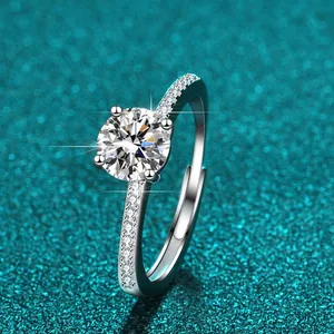 Makroaufnahme eines funkelnden 1-Karat-D-Moissanit-Rings aus echtem 925er Sterlingsilber
