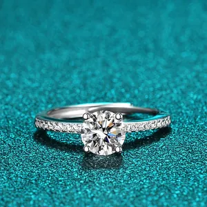Nahaufnahme eines silbernen Moissanit-Rings mit Sechs-Krallen-Fassung auf Glitzereffekt.