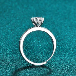 Nahaufnahme eines sechsseitigen Moissanit-Rings aus Sterlingsilber auf blauem Grund