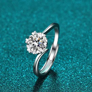 Detailansicht eines Moissanit-Rings aus Sterlingsilber mit Herzform-Krappenfassung