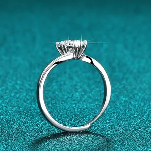 Seitenansicht eines 1-Karat D-Farbe Moissanit-Rings aus Sterlingsilber mit Sechsklauen-Fassung.