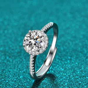 Detaillierte Nahaufnahme eines funkelnden 1-Karat-D-Farbe-Moissanit-Rings aus Sterlingsilber