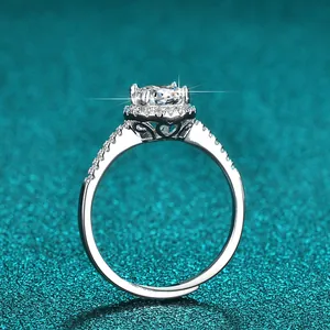 Seitenansicht des Moissanit-Rings aus 925er Silber mit eleganter Herzfassung