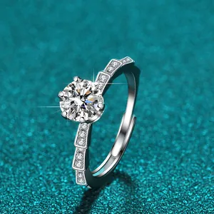 Makroansicht eines 1-Karat-Moissanit-Rings mit klassischer Sechskantfassung und Pavé-Band