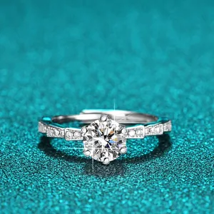 Nahaufnahme eines funkelnden Ein-Karat-Moissanit-Rings mit Sechs-Krallen-Fassung