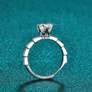 Detailansicht eines 1-Karat-Moissanit-Rings aus Sterlingsilber mit Sechs-Krallen-Fassung