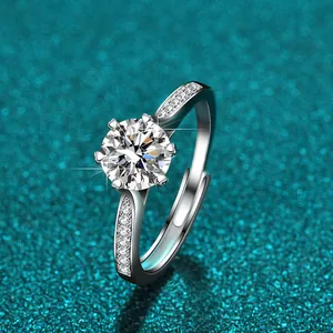 Nahaufnahme eines 1-Karat-Moissanit-Rings in S925-Sterlingsilber mit Sechs-Krallen